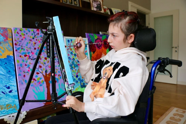 Engelli Ressam Eda Öztürk Çizdiği Resimlerle Dördüncü Sergisine Hazırlanıyor Engelli Ressam Eda Öztürk Çizdiği Resimlerle Dördüncü Sergisine Hazırlanıyor