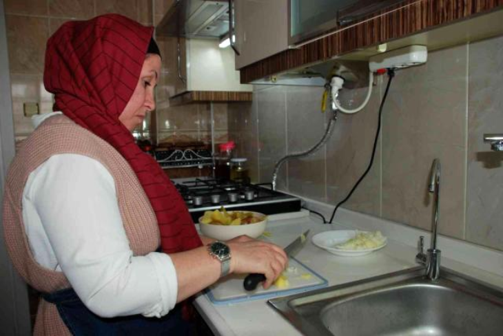 YouTuber Rahime Çetin bıçakla malzeme doyuruyor.