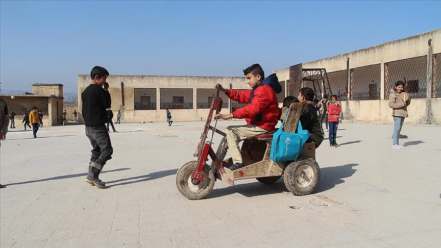 Engelli Öğrenci Cesim Tahtadan Tekerlekli Sandalyeyle Okula Gidiyor