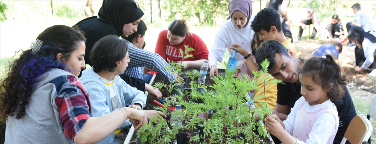 Malatya’da Engelli Çocuklar Bahçe Terapisiyle Toprakla Buluştu
