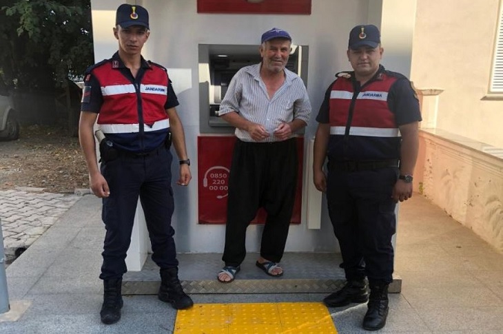 Antalya’da Jandarma, Yaşlı Adamı Dolandırılmaktan Kurtardı