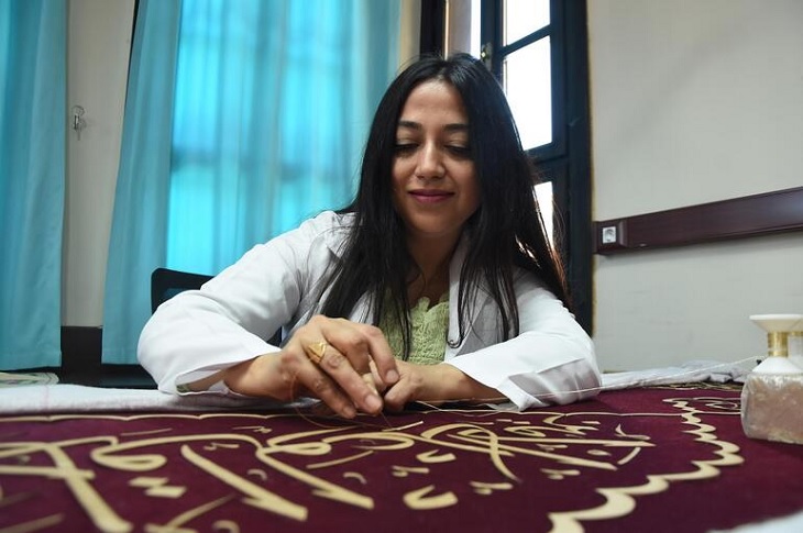 Ayşe’nin El Emeği Puşideleri, Türbeleri Süslüyor Ayşe’nin El Emeği Puşideleri, Türbeleri Süslüyor