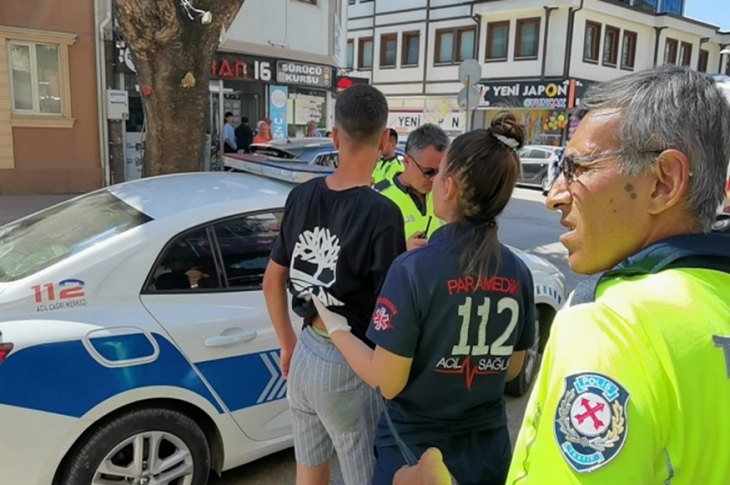 İnegöl’de Kadın Sürücü Engelli Genci Darp Etti İnegöl’de Kadın Sürücü Engelli Genci Darp Etti