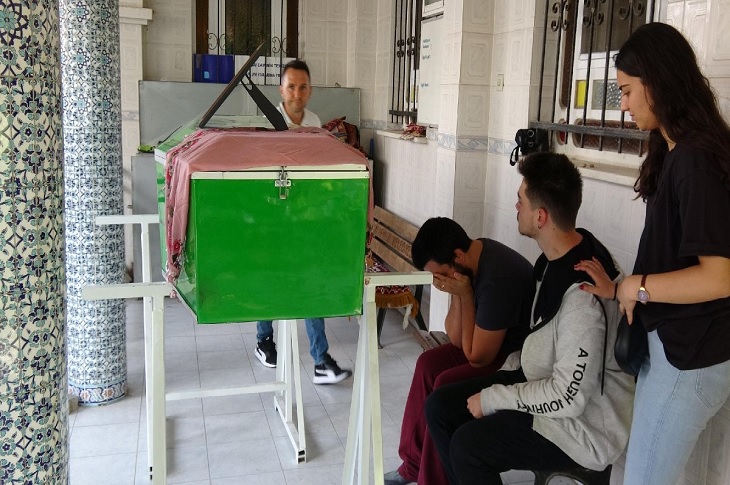 Kanseri İki Kez Yenen Cemre’den Acı Haber Kanseri İki Kez Yenen Cemre’den Acı Haber