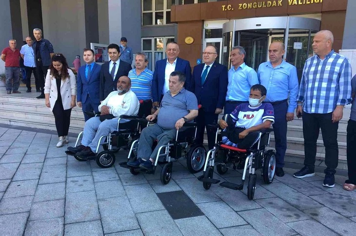 Zonguldak Kömürspor Başkanı’ndan Engelli Vatandaşlara Destek Zonguldak Kömürspor Başkanı’ndan Engelli Vatandaşlara Destek