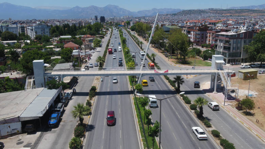 Gazi Bulvarı’nda İnşa Edilen Erişilebilir Üst Geçit Tamamlandı Gazi Bulvarı’nda İnşa Edilen Erişilebilir Üst Geçit Tamamlandı