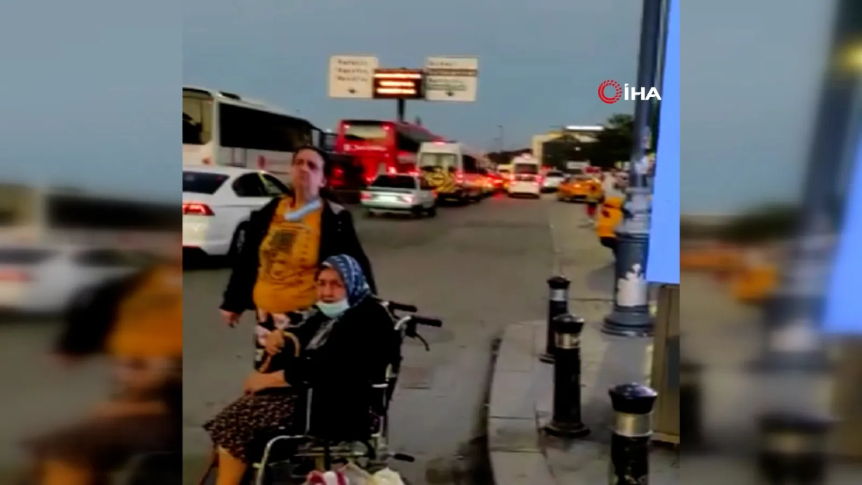 Turistleri Gören Taksi Sürücüsü Engelliyi Yolda Bıraktı