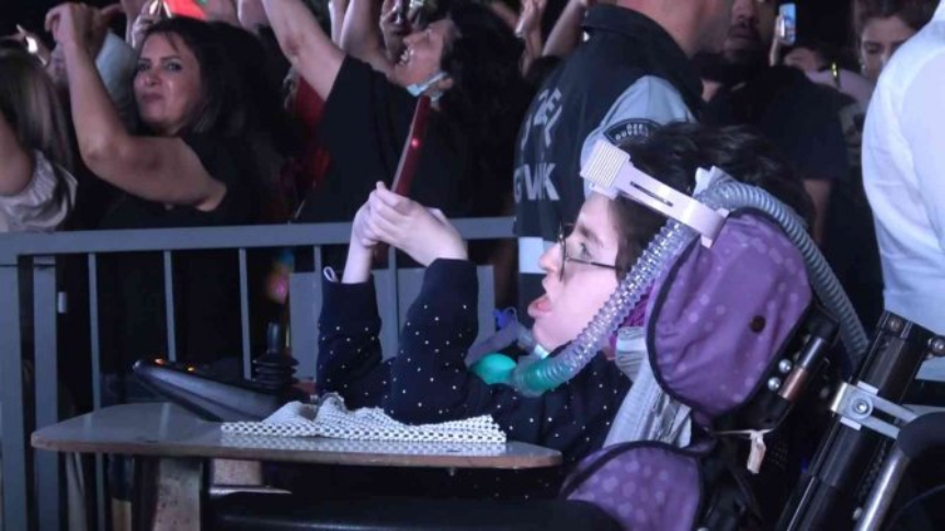 Nehir, Solunum Cihazıyla Hayranı Olduğu Mustafa Ceceli’nin Konserini İzledi Nehir, Solunum Cihazıyla Hayranı Olduğu Mustafa Ceceli’nin Konserini İzledi