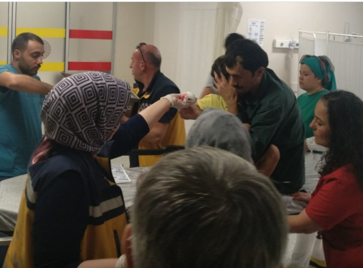 Elini Kıyma Makinesine Kaptıran Çocuğun Parmakları Zarar Gördü Elini Kıyma Makinesine Kaptıran Çocuğun Parmakları Zarar Gördü