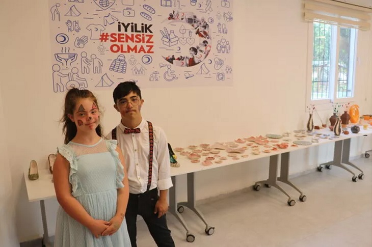 Adana’da Özel Gereksinimli Bireylerin El İşleri Sergilendi Adana’da Özel Gereksinimli Bireylerin El İşleri Sergilendi