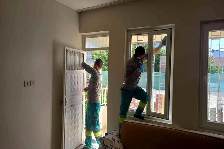 Adıyaman’da Yaşlı Çiftin Evi Belediye Tarafından Temizlendi Adıyaman’da Yaşlı Çiftin Evi Belediye Tarafından Temizlendi