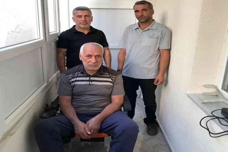 Bingöl’de Engelli Yaşlı Adama Akülü Sandalye Hediye Edildi Bingöl’de Engelli Yaşlı Adama Akülü Sandalye Hediye Edildi
