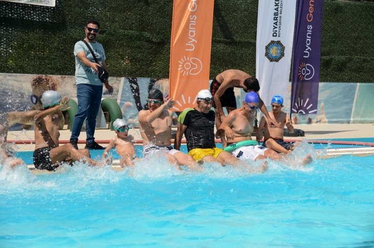 Diyarbakır’da Özel Gereksinimli Çocuklar Yüzme Öğreniyor