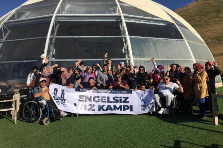 Erzurum’da Engelliler, Dev Salıncak ve İnsan Sapanına Bindi Erzurum’da Engelliler, Dev Salıncak ve İnsan Sapanına Bindi