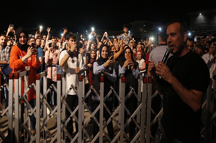 Gebze’de Haluk Levent Rüzgarı Esti Gebze’de Haluk Levent Rüzgarı Esti