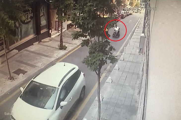 İstanbul’da Engelli Adamı Araçla Ezip Kaçtı