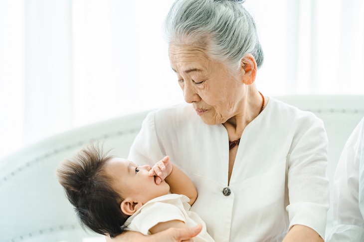 Japonya’da Bir Huzurevi Yaşlı Konukları İçin Bebek Çalıştıracak