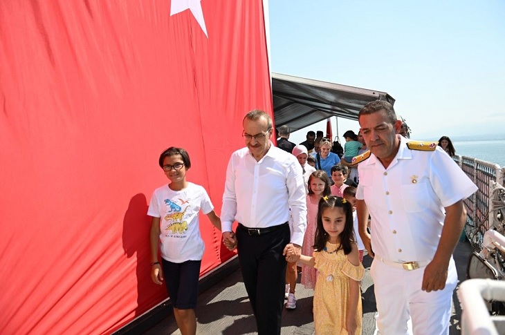 Kocaeli Valisi, Şehit Aileleri ve Gaziler ile Boğaz Turuna Çıktı Kocaeli Valisi, Şehit Aileleri ve Gaziler ile Boğaz Turuna Çıktı