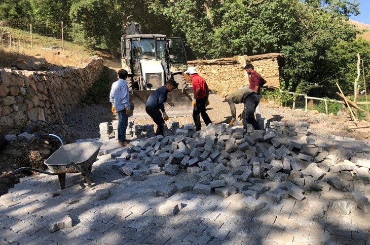 Van’da Engelli Vatandaşların Yollarına Parke Taşı Döşendi Van’da Engelli Vatandaşların Yollarına Parke Taşı Döşendi