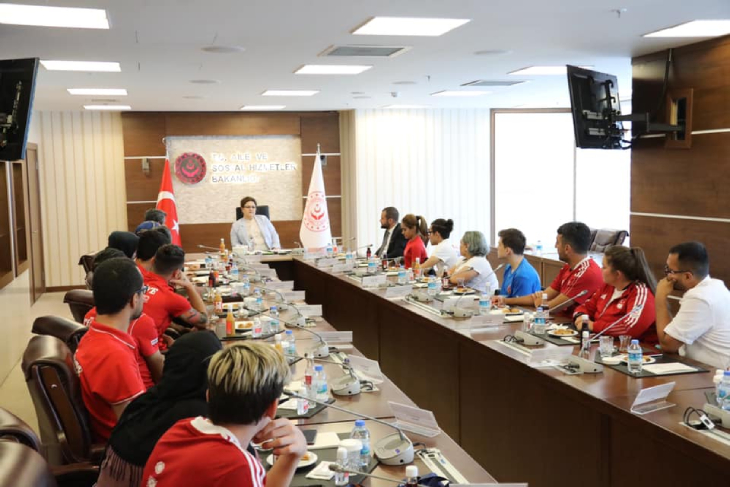 Engelli Sporculardan Bakan Derya Yanık’a Madalyalı Ziyaret Engelli Sporculardan Bakan Derya Yanık’a Madalyalı Ziyaret