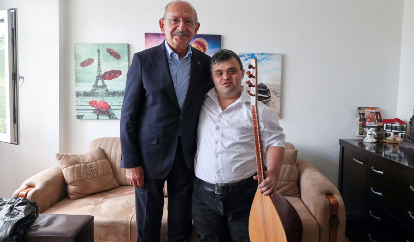 Kılıçdaroğlu Down Sendromlu Çağatay Aras’ı Ziyaret Etti Kılıçdaroğlu Down Sendromlu Çağatay Aras’ı Ziyaret Etti