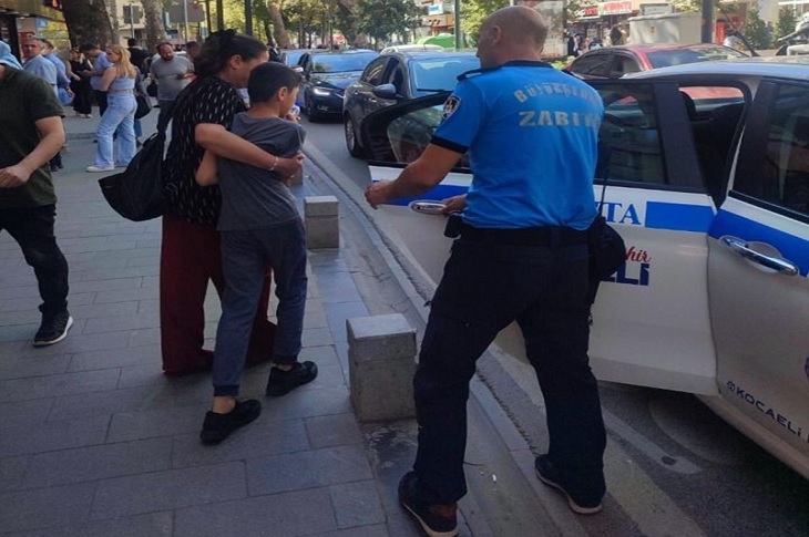 Engelli Oğlu ile Yürümekte Zorluk Çeken Annenin Yardımına Ekipler Yetişti Engelli Oğlu ile Yürümekte Zorluk Çeken Annenin Yardımına Ekipler Yetişti