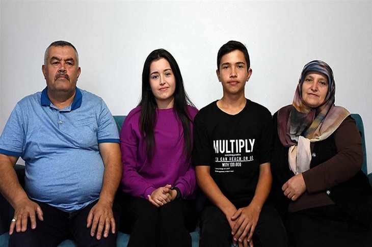 İşitme Engelli 3 Kardeş Yaşama Tutunma Azmiyle Örnek Oluyor İşitme Engelli 3 Kardeş Yaşama Tutunma Azmiyle Örnek Oluyor