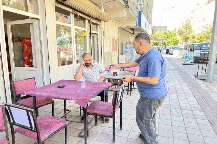 İşitme Engelli Nizam, 40 Yıldır Kıraathanelerde Çalışarak Ailesini Geçindiriyor İşitme Engelli Nizam, 40 Yıldır Kıraathanelerde Çalışarak Ailesini Geçindiriyor