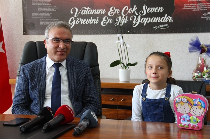 Kayseri’de 10 Yaşındaki Yaren, Kumbarasındaki Parayı Engellilere Bağışladı Kayseri’de 10 Yaşındaki Yaren, Kumbarasındaki Parayı Engellilere Bağışladı