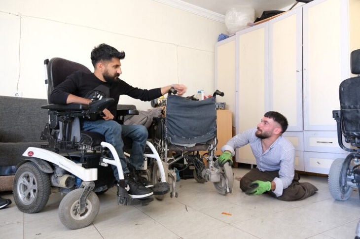 Kendisi Gibi Engelli Bireylerin Akülü Araçlarını Ücretsiz Tamir Ediyor
