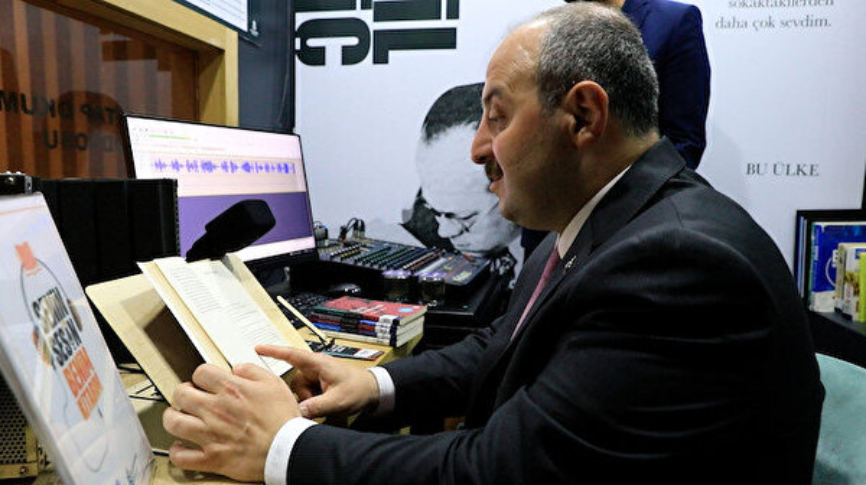 Bakan Varank Görme Engelliler İçin Kitap Seslendirdi Bakan Varank Görme Engelliler İçin Kitap Seslendirdi