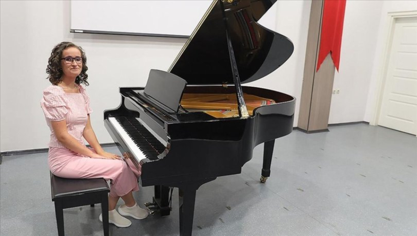 Melisa Aracı piyano başında poz veriyor.