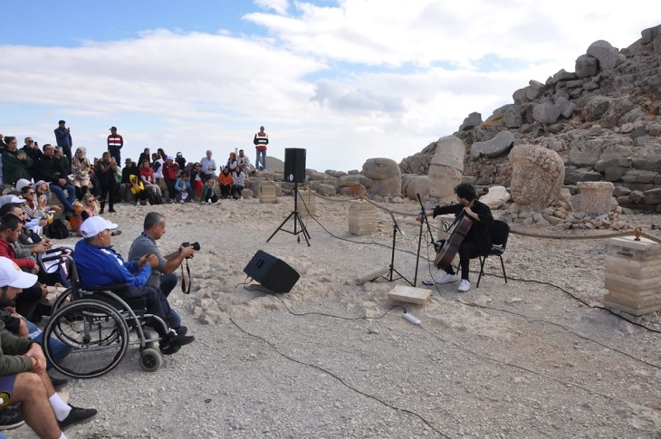 Çocuk Felcine Dikkat Çekmek İçin Nemrut Dağı Zirvesinde Konser Çocuk Felcine Dikkat Çekmek İçin Nemrut Dağı Zirvesinde Konser