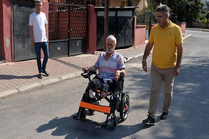 Hayırseverlerin desteğiyle tekerlekli sandalyesine kavuşan Ali Doğan, damadı ile birlikte objektife yansıyor.