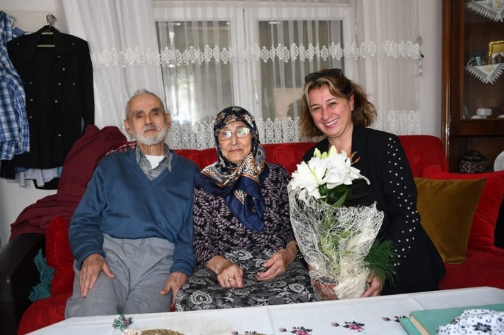 Düzce Belediyesi’nden Yaşlı Bireylere Sürpriz Ziyaret Düzce Belediyesi’nden Yaşlı Bireylere Sürpriz Ziyaret