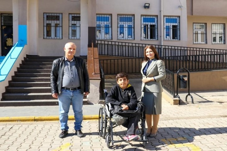 Engelli Öğrencinin Tekerlekli Sandalye Talebini Belediye Başkanı Yerine Getirdi