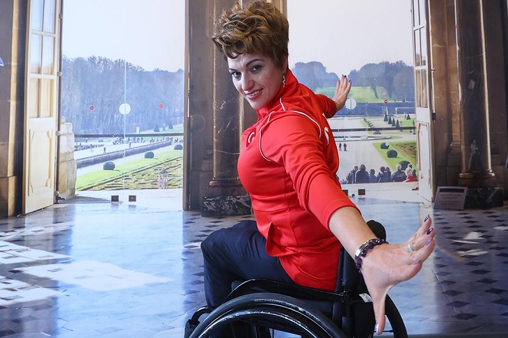 Milli Sporcu Yeliz Güllü, Kanser Hastaları İçin Dans Etti Milli Sporcu Yeliz Güllü, Kanser Hastaları İçin Dans Etti
