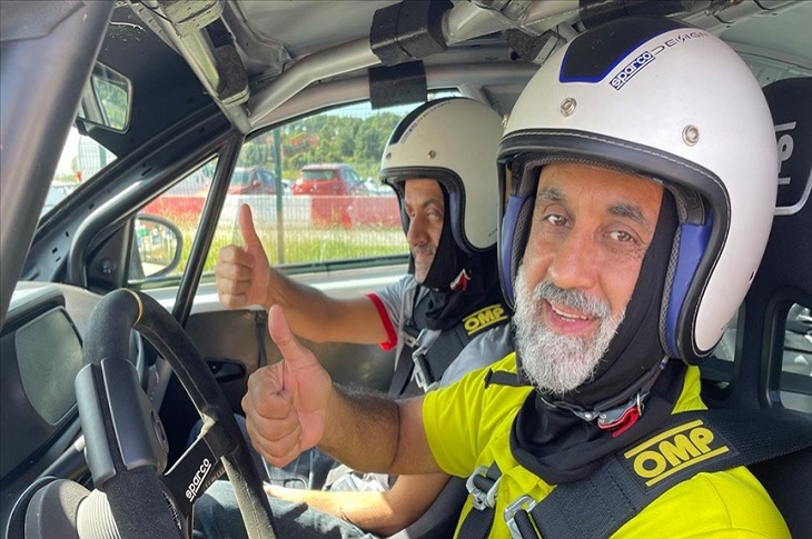 Otomobil Sporları Tutkunu İki Engelli, Yarış Pistinde Sürüş Deneyimi Yaşadı Otomobil Sporları Tutkunu İki Engelli, Yarış Pistinde Sürüş Deneyimi Yaşadı