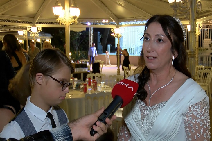 Özel Eğitim Öğretmeni, Düğün Dansını Down Sendromlu Öğrencileriyle Yaptı Özel Eğitim Öğretmeni, Düğün Dansını Down Sendromlu Öğrencileriyle Yaptı