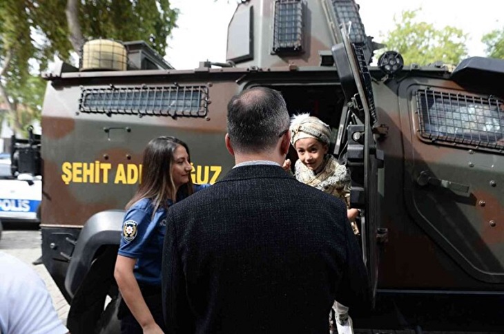 Şehidin Oğlu, Sünnet Törenine Babasının İsmini Taşıyan Zırhlı Araçla Gitti Şehidin Oğlu, Sünnet Törenine Babasının İsmini Taşıyan Zırhlı Araçla Gitti