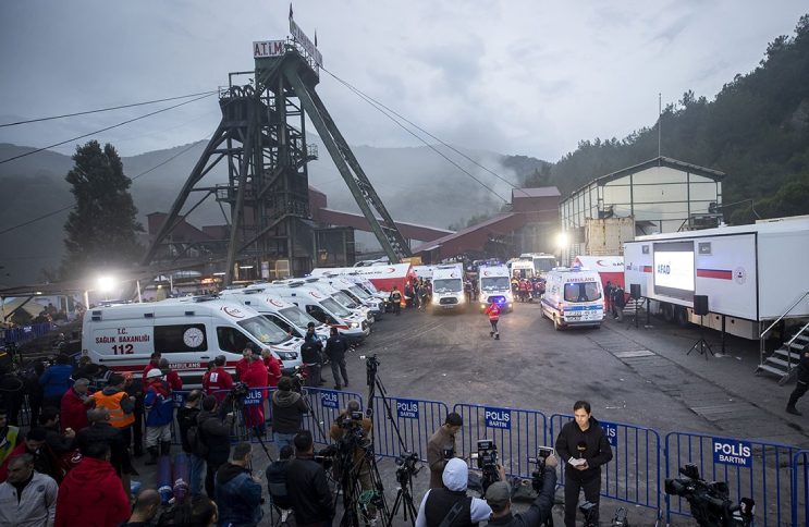 Aydınlanan havada çekilen fotoğrafta maden sahasında ambulanslar ve güvenlik şeritleri bulunuyor.