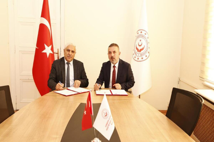 Sincan Belediye Başkanı Murat Ercan ve Aile ve Sosyal Hizmetler İl Müdürlüğü yetkilisi masada yan yana oturarak protokol imzalıyor.