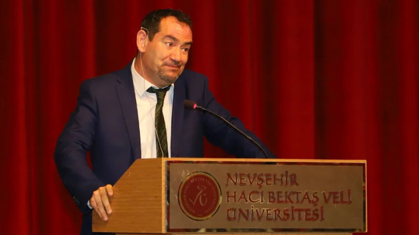 Uzay Mühendisi Turgay Karakaş Nevşehir Hacı Bektaş Veli Üniversitesi yazılı kürsüde konuşma yapıyor.