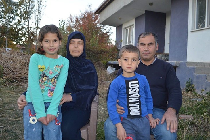 Afyonkarahisar’da Görme Engelli Çift Hayatlarını Sevgileriyle Aydınlatıyor Afyonkarahisar’da Görme Engelli Çift Hayatlarını Sevgileriyle Aydınlatıyor