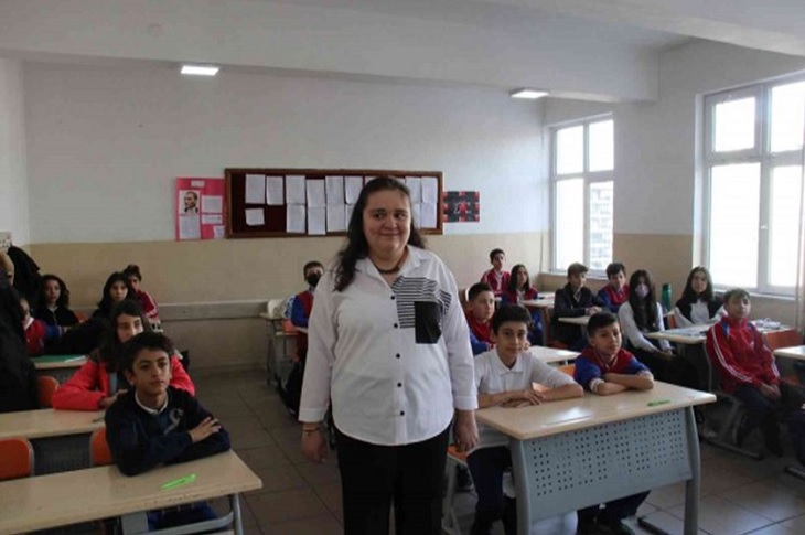 Görme Engelli Aleyna Öğretmen, Müziği Öğrencilere Gönül Gözüyle Öğretiyor Görme Engelli Aleyna Öğretmen, Müziği Öğrencilere Gönül Gözüyle Öğretiyor