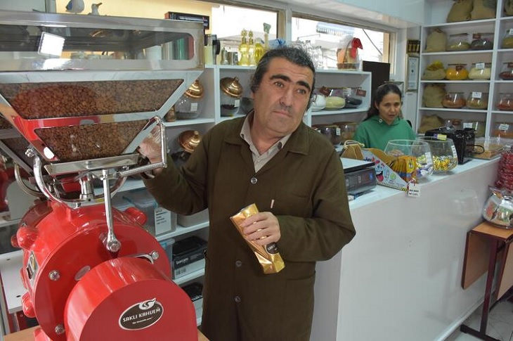 İzmir’de Girişimci Görme Engelli Çiftten “Engelsiz” Dükkan