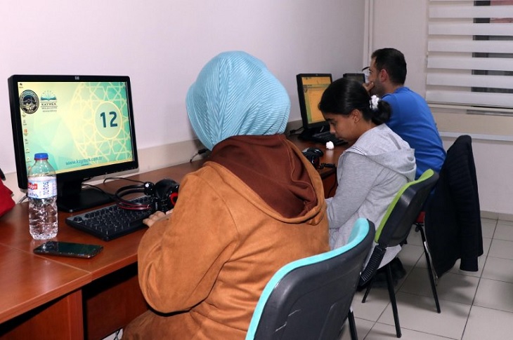 Kayseri’de Görme Engelliler Bilgisayar Kullanmayı Öğreniyor