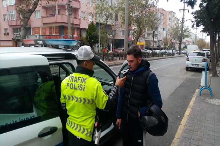 Motosiklet Sürücüsü Yaya Geçidindeki Engelli Gence Çarptı Motosiklet Sürücüsü Yaya Geçidindeki Engelli Gence Çarptı