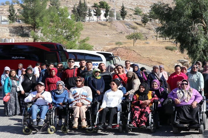 Etkinliğe katılan çok sayıda engelli birey bir arada objektife yansıyor.