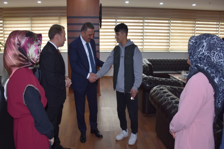 Siirt Valisi Osman Hacıbektaşoğlu, İşitme Engelli Çocuğa Ses Oldu Siirt Valisi Osman Hacıbektaşoğlu, İşitme Engelli Çocuğa Ses Oldu